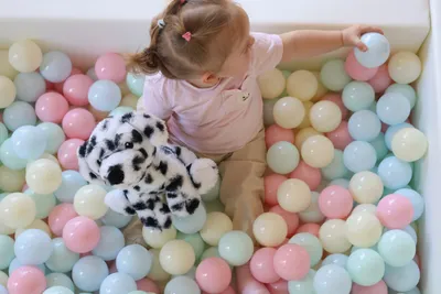 Dijete u bazenu s lopticama