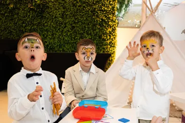 Djeca s oslikanim licima na rođendanu